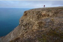 Exploring new sites and new outcrops from above, Alvar Braathen approaches the edge with caution. Photo: Trias North, Department of Geosciences