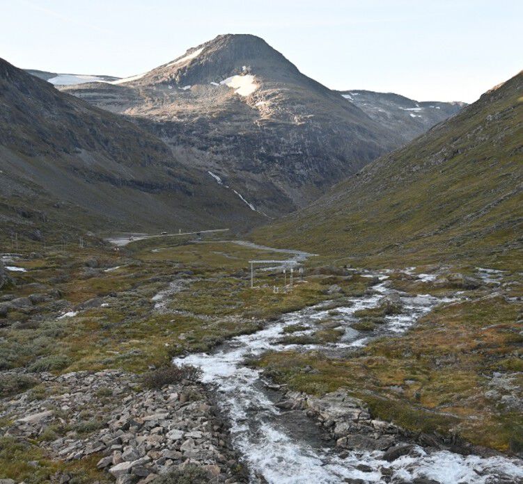 Bildet kan inneholde: fjell, fjellrike landformer, fjellkjede, høyde, stein.