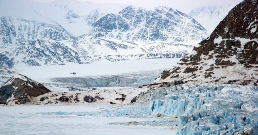 Kronebreen, Svalbard. Omlag 40 % av verdens isbreer bidrar til havnivået ved å kalve isfjell. Seismiske målinger kan brukes til å måle brekalvinger på trygg avstand. Foto: Chris Nuth