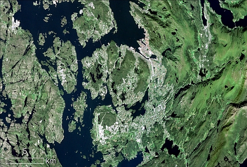 Bergen sett fra rommet: Bilde tatt av Sentinel-2 satellitten av Bergen by en fin skyfri sommerdag - 18. august 2015. Bilde: Copernicus Sentinel data (2015)