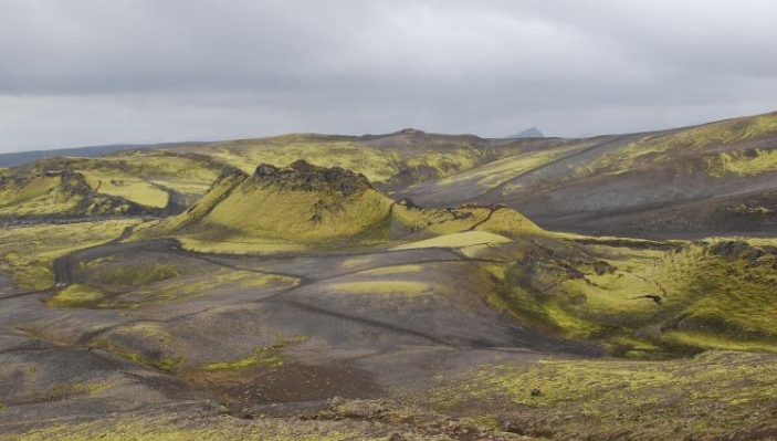 Bilde av senteret av kraterrekken Laki. Til forskjell fra en mer eksplosiv vulkan er Laki et system som danner mer langstrakte formasjoner. I 1783 var det et utbrudd her som rammet hele Europa. Foto: Wikimedia Commons