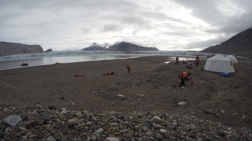 Kronebreen; Svalbard: Leiren er klargjort for feltarbeid august 2016 for å kalibrere passive seismiske og akustiske instrumenter som måler bevegelsene i isbreen. Foto: Christopher Nuth