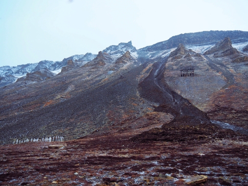 RAS på 5000 m3: På grunn av regnbyger og et islag halvannen meter inn i fjellskrenten, skled 5000 kubikkmeter (m3) slam og mudder rett forbi kirkegården i Longyearbyen på under ett minutt. Foto: Ole Humlum/UiO