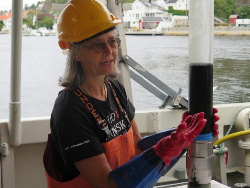 Professor Elisabeth Alve henter opp prøver fra havbunnen. Mudderet forteller sin historie. Foto: Gunhild M . Haugnes/UiO