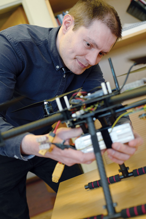 FORSKER Norbert Pirk bygger på en drone med meteorologisk måleutstyr. Han jobber med å utvikle nytt utstyr og nye metoder. – Målet mitt er å forbedre de globale klimamodelene, sier han. Foto: Ola Sæther