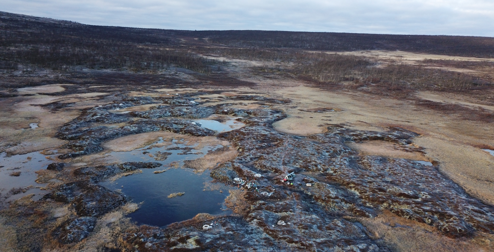 PALS: Palsmyr er en sterkt truet naturtype i Norge. Her synker haugen sakte ned i våtmarken omkring. Forskerne følger utviklingen av denne palsyra ved Iškoras-fjellet i Karasjok. Foto: Norbert Pirk