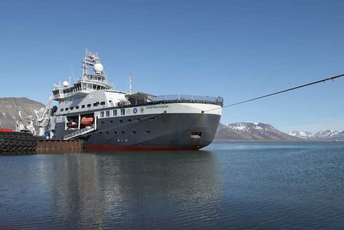 Foto: й_й-Ƽsfart?yet Kronprins Haakon liggende til kai i Longyearbyen, Svalbard. GoNorth-toktene utf?res fra skipet som eies av Norsk Polarinstitutt. Foto: Daniel Albert, SINTEF/GoNorth