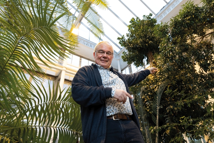 LIVING RELATIVE: Wolfram Kürschner, accompanied by Apollon, goes for an additional photo session in the Palm House at the University`s Botanical Garden. Well hidden on the right side is Agathia robusta, a living relative of Araucaria mirabilis and the two fine plant fossils. Photo: Yngve Vogt