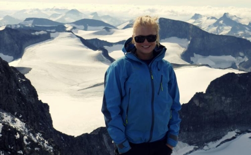 Kjersti Gisnås på feltarbeid i Jotunheimen. Dette var endel av arbeidet med å utarbeide et permafrostkart for Norge. Foto: Inst. for geofag/Kjersti Gisnås