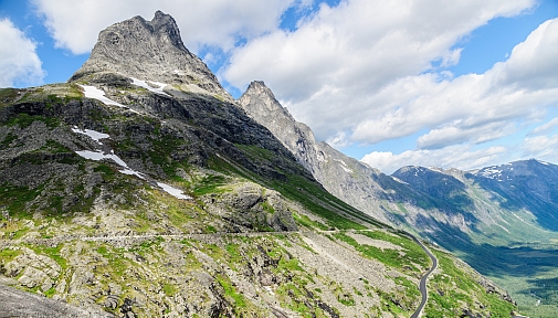 Fjelltur i sommer? Bruk smarttelefonen for å finne ut mer om geologiske forhold der du er med appen Norges Geologi, her fjellovergangen Trollstigen, Rauma, Møre og Romsdal. Foto: colourbox.no