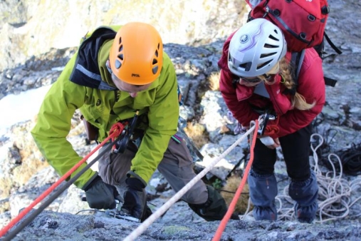 Det kreves gode klatreegenskaper for den som skal bore hull i fjellet og siden hente temperaturdata fra måleutstyret i borehullene. Her er Florence Magnin og Reginald Hermanns, forskere fra henholdsvis UiO og NGU, i sving. Foto: Bas Altena, Institutt for geofag