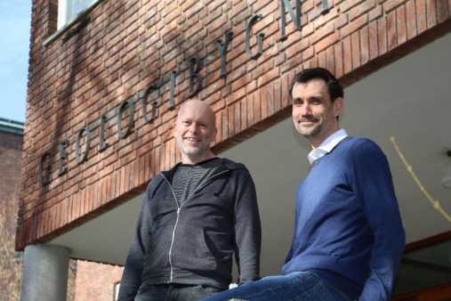 UiO-forskerne Sebastian Westermann (til høyre) og Bernd Etzelmüller har vært med på å utvikle permafrostmodeller som kan forutsi hvor og når permafrosten vil tine. Foto: Gunhild M. Haugnes/UiO