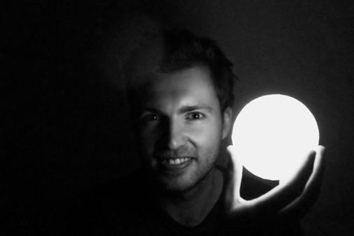 JORDNÆR MÅNEFORSKER: Nils Charles Prieur er fascinert av Månen, men tror han foretrekker å bli på Jorden. I februar disputerte han på Norges første doktorgradsarbeid i planetologi. Foto: Ola Sæther/UiO