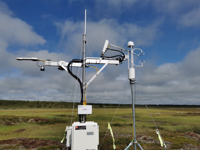 Foto: Finnmark, Norway: A flux tower measuring energy, water, and greenhouse gas exchanges at the Iškoras field site in Finnmark, northern Norway. The instrument and site are part of the Land-ATmosphere Interactions in Cold Environments (LATICE) research initiative. Photo: Lasse Keetz.