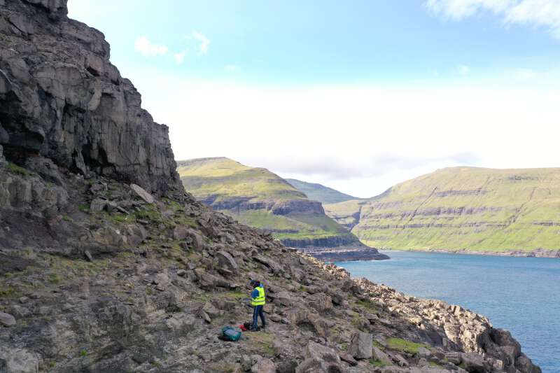 The investigations and concluding work in this doctoral thesis is based on, among other things, fieldwork, digital outcrop models and well data. The well-exposed cliffs in the Faroe Islands are ideal analogues for basaltic subsurface, both on the Faroe Islands and also in other volcanic regions (Credit: Rakul M. I. Johannesen / Marija Plather Rosenqvist)