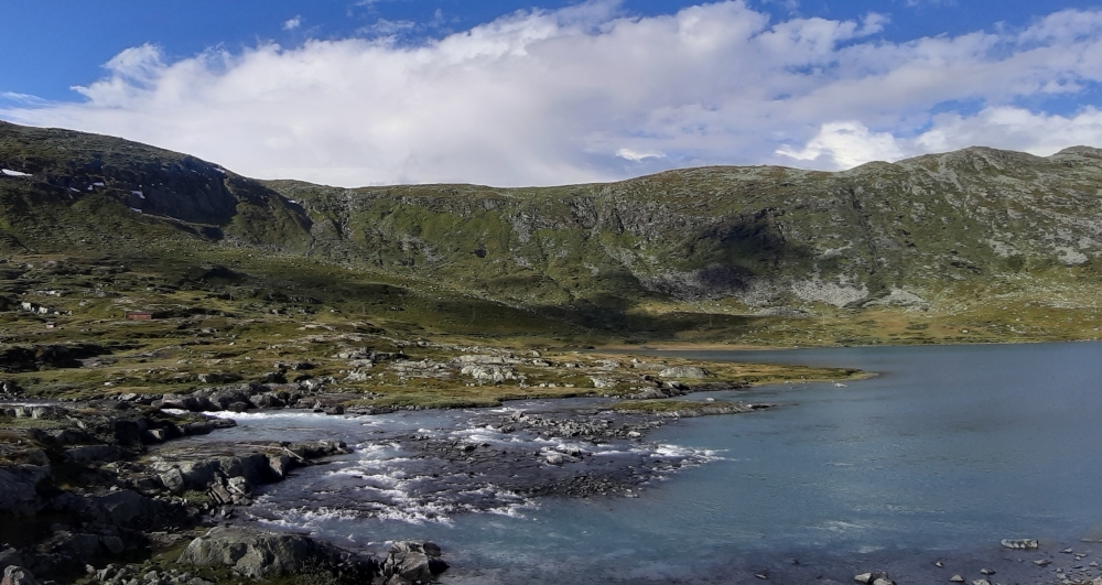 Foto: Et fjellvann får tilsig av vann fra snøsmelting om sommeren. Landskap fra vest i Norge,  Vestlandet. Foto: G.K. Tjoflot