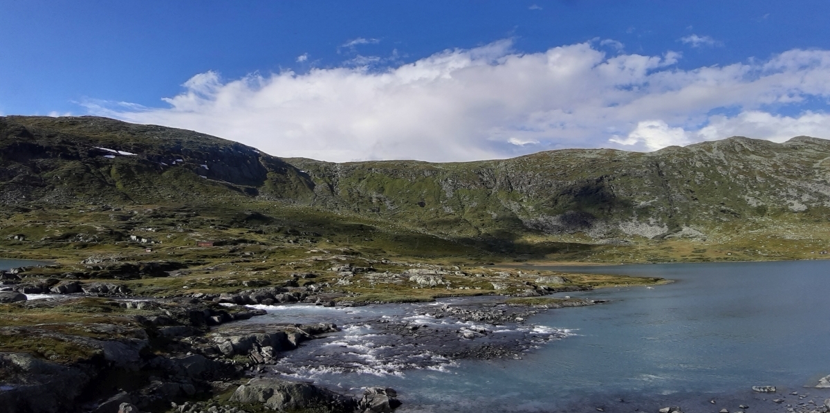 Foto: Et fjellvann får tilsig av vann fra snøsmelting om sommeren. Landskap fra vest i Norge,  Vestlandet. Foto: G.K. Tjoflot