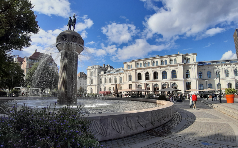 Photo: There are many measures that can make cities better equipped to handle heat. Access to water and cooling options are good measurements, such as this fountain near Oslo S. Photo: Gunn Kristin Tjoflot