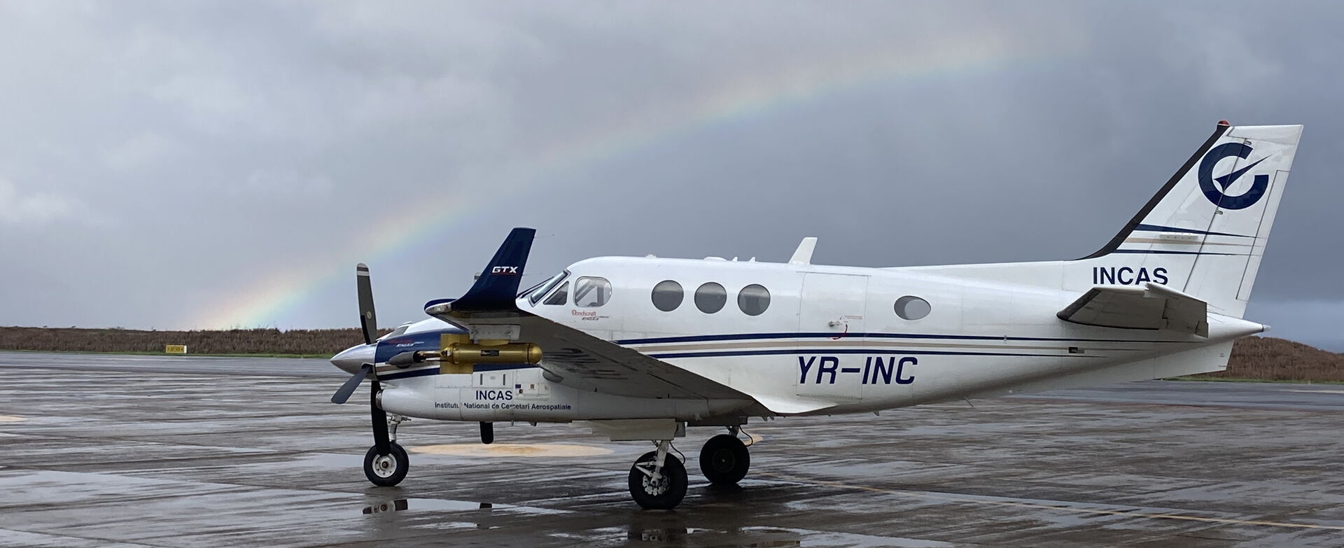 INCAS King Air forskningsfly, som ble brukt til luftbårne målinger under CELLO-ORCESTRA-kampanjen i august - september 2024. Her er det fotografert ved flyplassen i Praia, Cabo Verde. Foto: Tim Carlsen