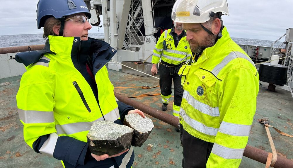 Stipendiat Madeleine Skov Nygaard (UiO, GEO) og FF Kronprins Haakon-matros Jan Inge Thoresen (Havforskningsinstituttet) studerer ferske steinprøver av granitt fra dypet. Foto: Lawrence Hislop
