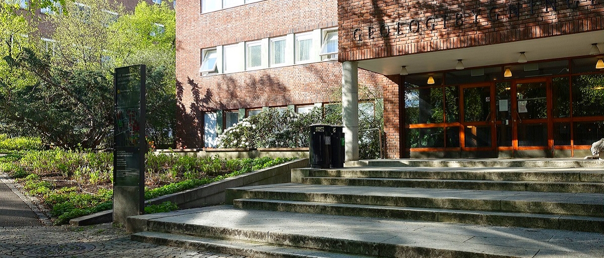 Photo of the main entrance for Department of Geosciences, University of Oslo.