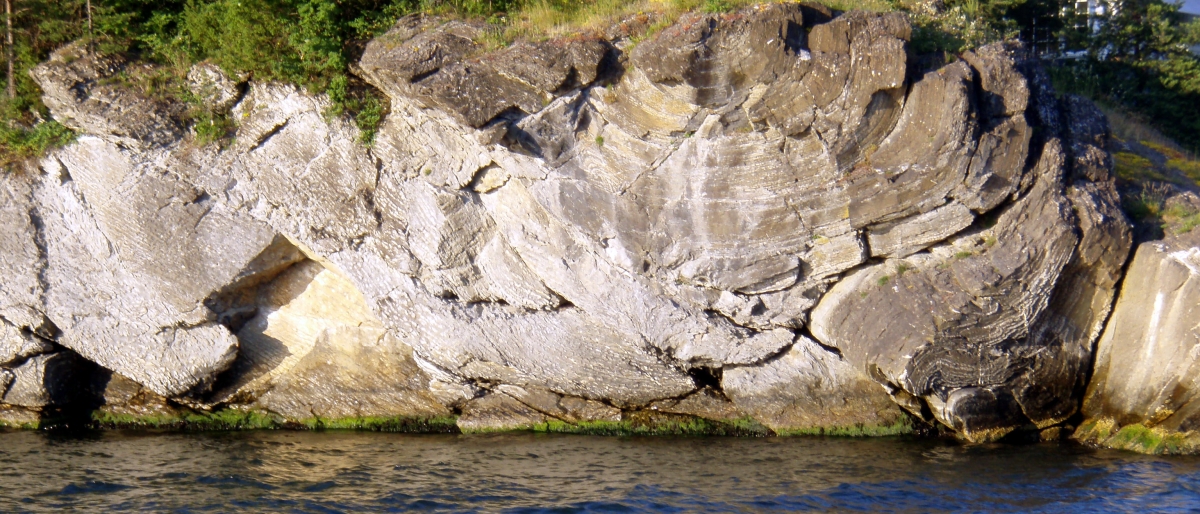 Foto av foldet steinstruktur ved sjøkanten i Oslofjorden. Foto tatt av Nils Roar Sælthun