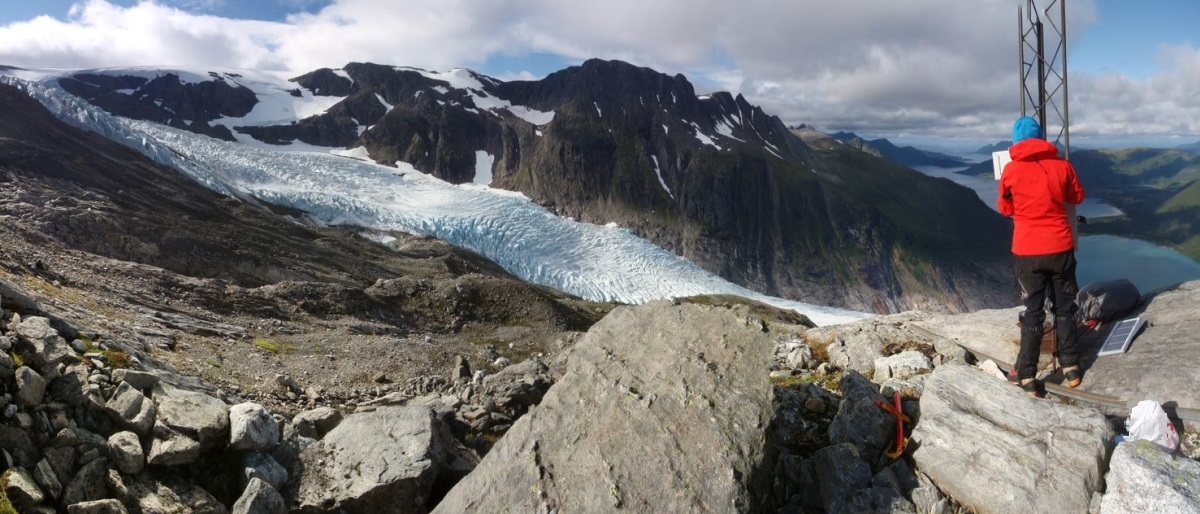 Photo of measurements of the Engabreen glacier. Photo: Pierre-Marie Lefeuvre