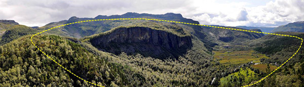 Dette bildet viser utsikt mot syd over Ritland-området fra den nordlige kraterkanten. Den gule prikede linjen indikerer størrelsen på krateret. Krateret er delvis fylt med kambriske sedimenter og Kaledonske skyvedekker. Foto: Ritland-prosjektet