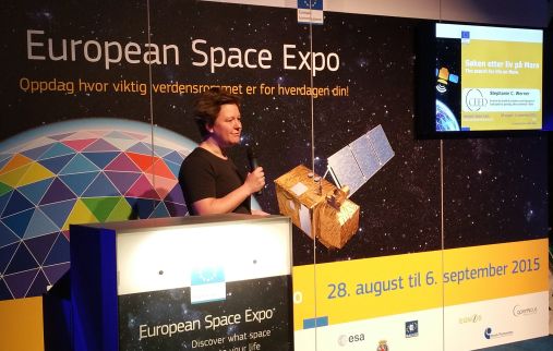 CEEDs Stephanie Werner med foredrag på SPACE EXPO om Søken etter liv på Mars, som ble holdt på åpningen av utstillingen den 28. august. Foto: CEED