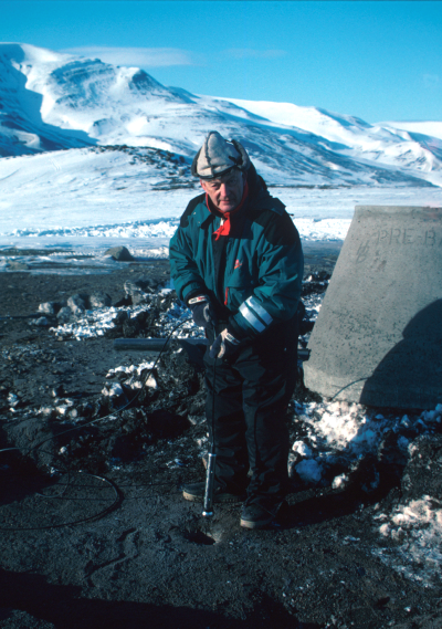Professor Johan Ludvig Sollid fotografert i mai 1998 ved det nye PACE-borehullet på Janssonhaugen, Svalbard. Foto: Ketil Isaksen fra: (C) Norsk geografisk tidskrift, 2002, issue 2 (editorial).