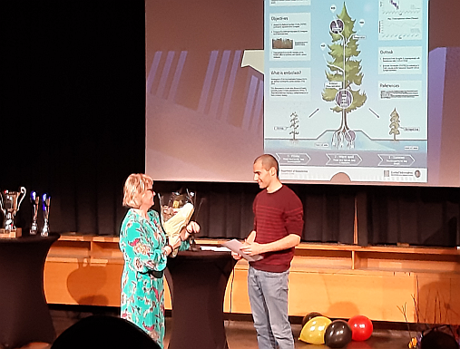Vice Dean of Solveig Kristiansen, MN faculty (left), Marius Lambert from the Department of Geosciences (right) awards the prize for best poster at 'PhD Day 2019' in Sophus Lies Aud, UiO. Photo: Gunn Kristin Tjoflot/UiO