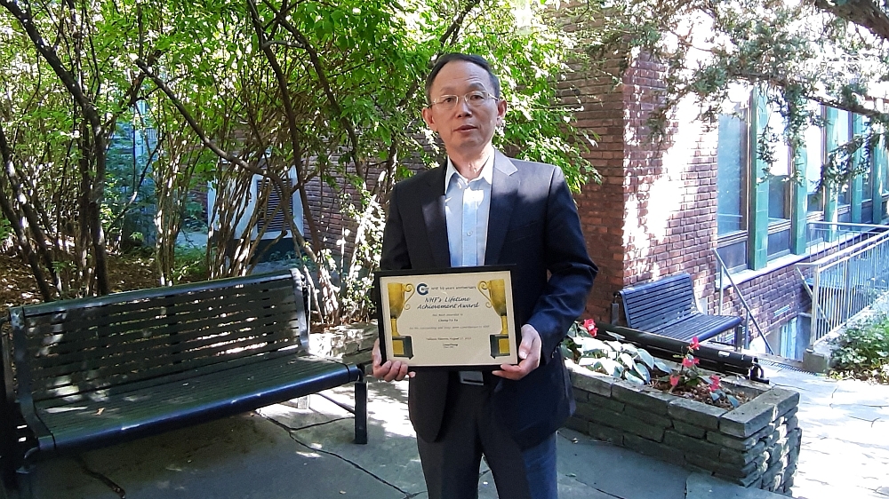 Foto: Professor Chong-Yu Xu, tildelt 'NHF's Lifetime Achievement Award' for sin innsats for Nordisk Hydrologisk Forening (NHF). Her med diplomet for prisen utenfor Geologibygningen. Foto: Gunn Kristin Tjoflot/UiO