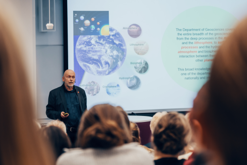 Foto: Professor Bernd Etzelmüller ledet åpningen og gav innledningsvis en kort introduksjon av Institutt for geofag og forskning ved instituttet. Foto: Ilja C. Hendel/DNVA