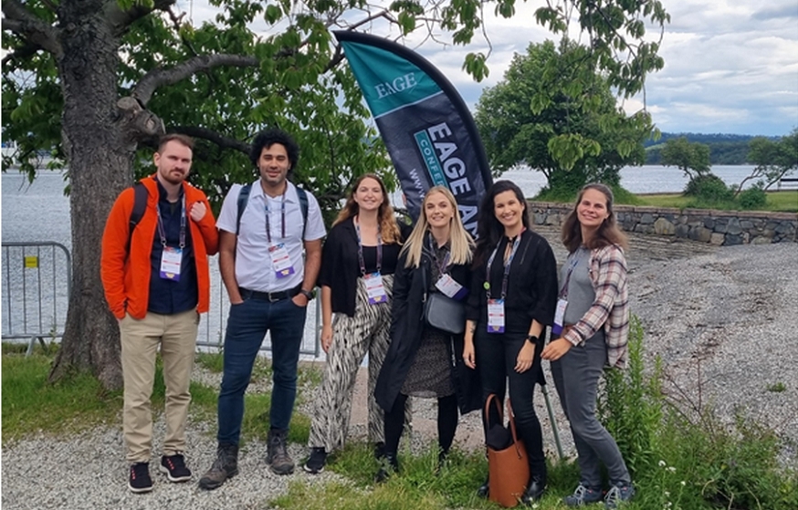 Foto: Noen av deltagerne fra Institutt for geofag: Fra venstre: Owen Huff, Mohammad Masoudi, Sian Evans, Nora Holden, Aurora Machado Garcia og Tereza Mosociova ved EAGEs kveldsevent og avslutning på Bygdøy. Foto: Richard Crichton