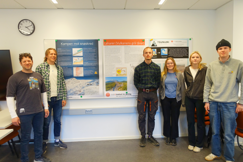 Foto: Her er studentane som var fyrst ut med presentasjon av posterar på "konferansen", nummer to frå venstre: Isak, Benjamin, Stine, Trude og Mikal. Det var fleire som var med å ha laga posterane, men ikkje alle kunne vera til stades på visninga. Heilt til venstre i bildet står Anders Mattias Lundmark. Foto: Gunn Kristin Tjoflot/UiO