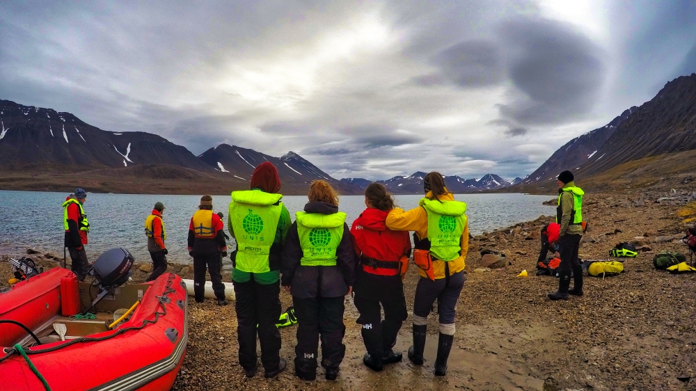 Foto: En nyopprettet stiftelse og legat etter professor Annik Myhre, tidligare professor i geologi ved Institutt for geofag, utlyser stipend for første gang januar 2024, med søknadsfristen 1. februar 2024. Stipend kan mellom annet gå til studieopphold på UNIS, Svalbard (foto). Foto: Guro Lilledal Andersen