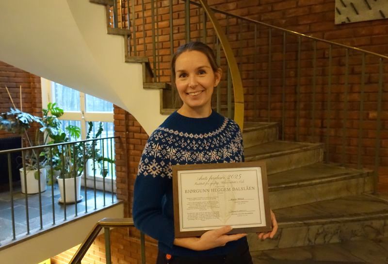 Stolt årets foreleser, Bjørgunn Heggem Dalslåen med diplom, her i foajeen i Geologibygningen. Foto: Gunn Kristin Tjoflot/UiO