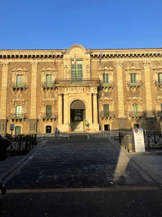 Foto: University of Catania. Et gammelt kloster: I denne flotte bygningen hadde Nikolai og Eli undervisning i italiensk. Foto:  Nickolai André Fredheim
