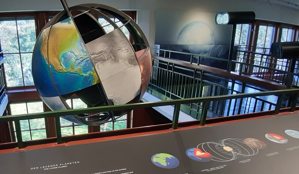 Foto: Den levende planeten; Jorda: Geokjemi er et fagområde innen geologi, men geokjemi i mange relaterte fagområder i geofag. Bildet er av en av globene i utstillingen Den levende planeten ved Naturhistorisk museum. Foto: Gunn Kristin Tjoflot