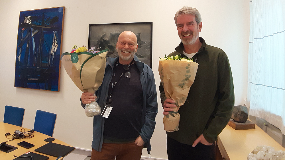 Photo: Both the outgoing head of the department, Professor Bernd Etzelmüller (on the left), and the incoming head of the department, Joseph Henry Lacasce, received flowers at the first leadership meeting at the Department of Geosciences in May. Photo: Gunn Kristin Tjoflot