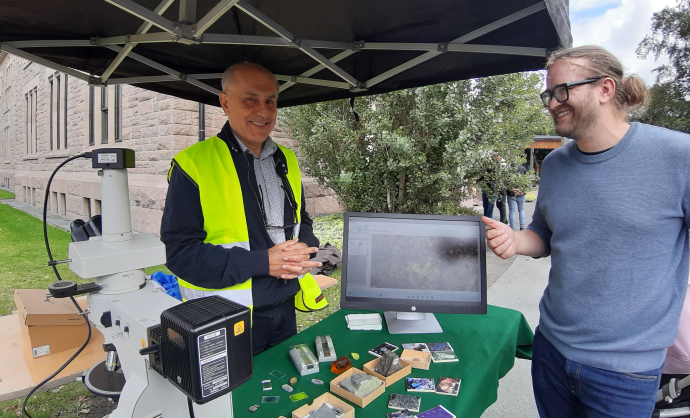 Geologiens dag, Tøyen: Salah Akhavan, tynnsliplaboratoriet ved Institutt for geofag er spesialist på tynnslip, og viste interesserte ulike tynnslip av mellom annet et fossilt bein fra en fiskeøgle.. Foto: Gunn Kristin Tjoflot