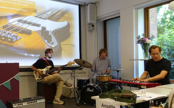 Foto: Musikalsk innslag av Tov a vot, en musikalsk trio med Ola Grindbakken på trommer, Vetle Nærø på piano/keyboard og Theis Jakob Høisæter på bass. Foto: Gunn Kristin Tjoflot/UiO