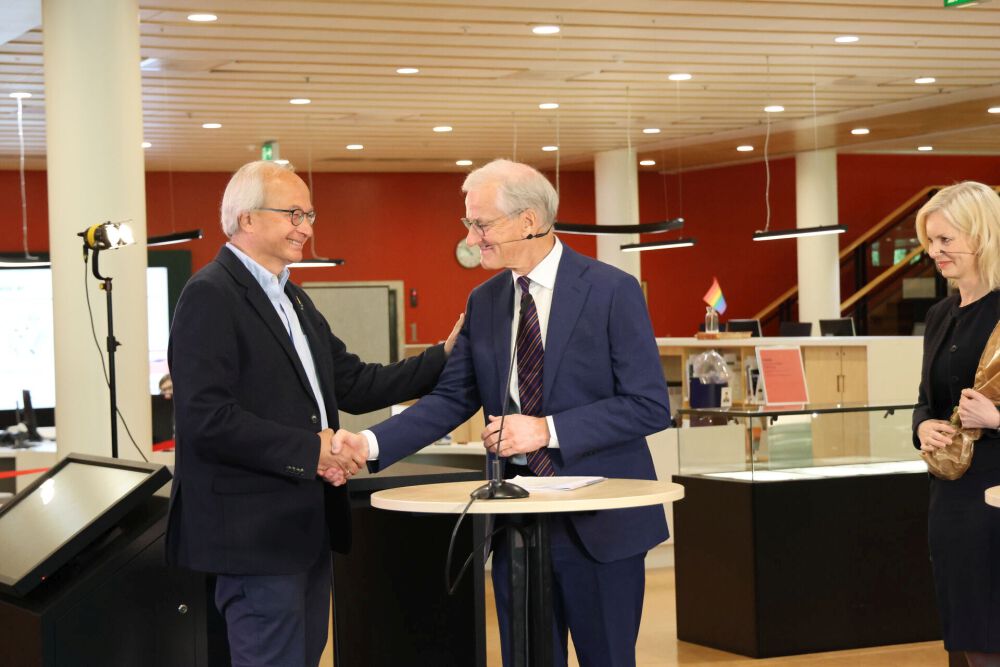 Photo: The centre leader for TRUST, Arnoldo Frigessi, is congratulated by the Norwegian Prime Minister Jonas Gahr Støre at the press conference on June 11 at Scene HumSam. To the right in the picture is Sigrun Aasland, Minister for Higher Education and Research. Photo: Christoffer Hals, dScience/UiO