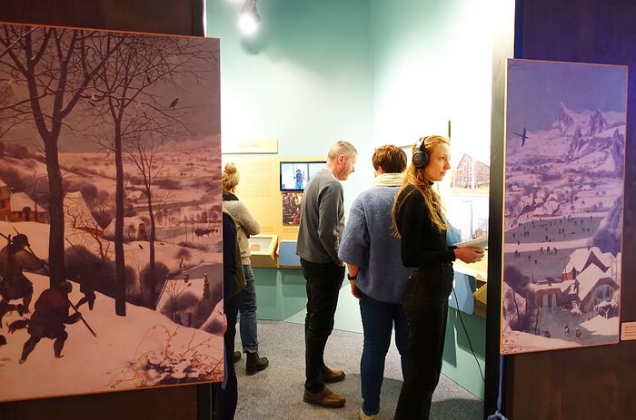Foto: Aktuell utstilling, Klimahuset. Utstillinga er komprimert ned på kun 10m2 innanfor dei permanente utstillingane i Klimahuset. Her står besøkande Tiril Sofie og høyrer på ei skillingsvise om ein trist skjebne til ei mor og hennar born. Foto: Gunn Kristin Tjoflot