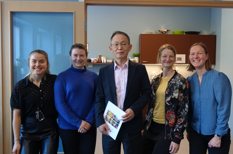 Foto; Professor Chong-Yu Xu her flankert med noen av sine tidligere hydrologistudenter, fra venstre Anna Haaland Aano, Daniella Barna, Chon-Yu Xu, Sigrid bakke og Ina Storteig. Foto: GK Tjoflot/GEO