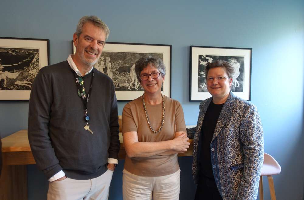 På mottagelsen og feiringen av Valerie Maupin ved Institutt for geofag. Fra venstre: Joe Lacasche, leder av Institutt for geofag, Valerie Maupin, professor emerita, og helt til venstre, Stephanie Werner, leder av SFF-forskningssenteret PHAB- Senter for Planetær Beboelighet. Foto: GK Tjoflot