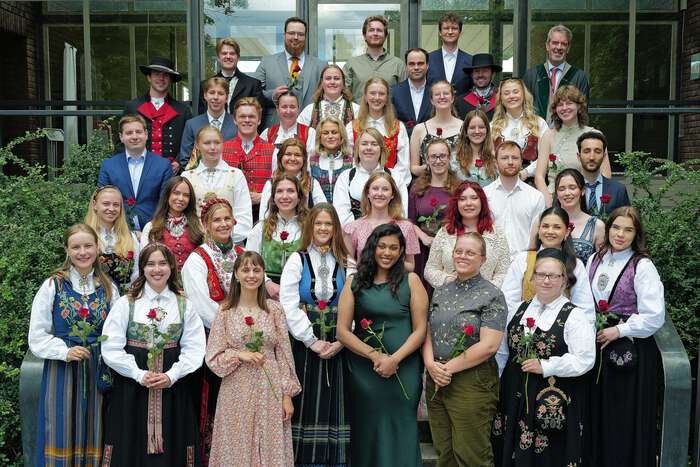 Masterkandidater fra Geosciences og Computational Science/CS: Geoscience våren 2026. Ikke alle kandidatene fra årets MSc-kull kunne være med på bildet. Foto: Ola Gamst Sæther/UiO