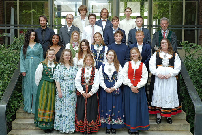 Offisielt gruppebilde av bachelorkandidatene i geofag våren 2026. Merk at ikke alle kandidatene i årets bachelor-kull er med på bildet. Foto: Ola Gamst Sæther/UiO