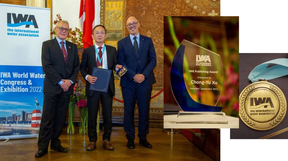 Foto: IWA World Water Congress & Exhibition, Copenhagen (2022). Professor Chong-Yu Xu, Department of Geosciences, UiO in the middle, with IWAs President Tom Mollekopf to the left and to the right Enrique Cabrera, IWAs Vice President. Photo: International Water Association