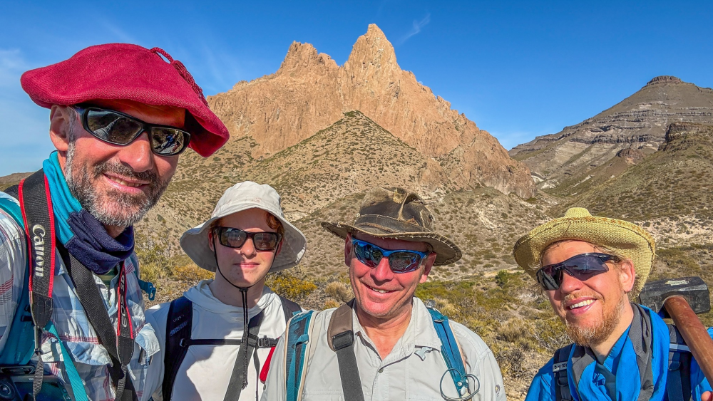 Teamet i Patagonia, fra venstre: forsker Olivier Galland, MSc-student Ole-Jacob Evensen, forsker Dougal Alexander Jerram og førsteamanuensis Lars Eivind Augland, alle Institutt for geofag. Foto: Olivier Galland